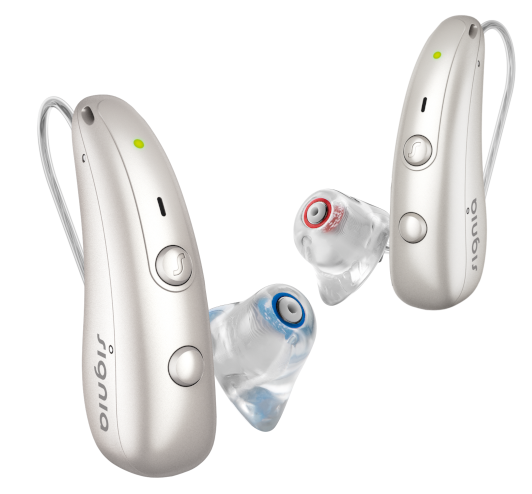 Zwei moderne, silberne Hörgeräte von Signia mit Ohrpassstücken für besseres Hören.