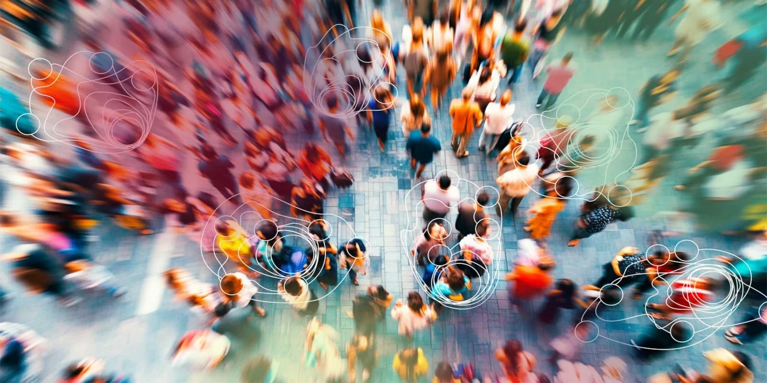Vogelperspektive auf Menschenmenge, Datenanalyse-Overlay für Marketing und KI